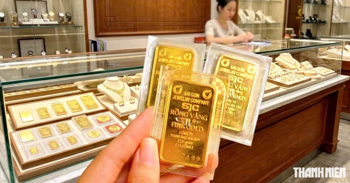 Giá vàng hôm nay 15.7.2026: Vàng miếng SJC "đắt" hơn thế giới 19,5 triệu đồng/lượng