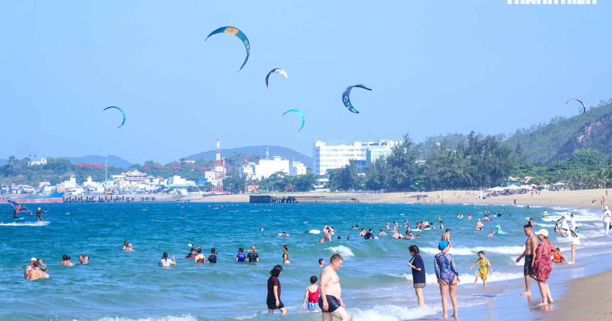 Du kh&aacute;ch đổ về b&atilde;i biển Nha Trang trước thềm Festival Biển 2026