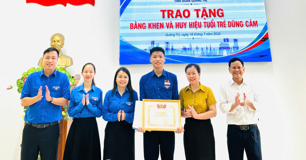 Trao Huy hiệu 'Tuổi trẻ dũng cảm' cho nam sinh lao ra biển cứu hai trẻ em