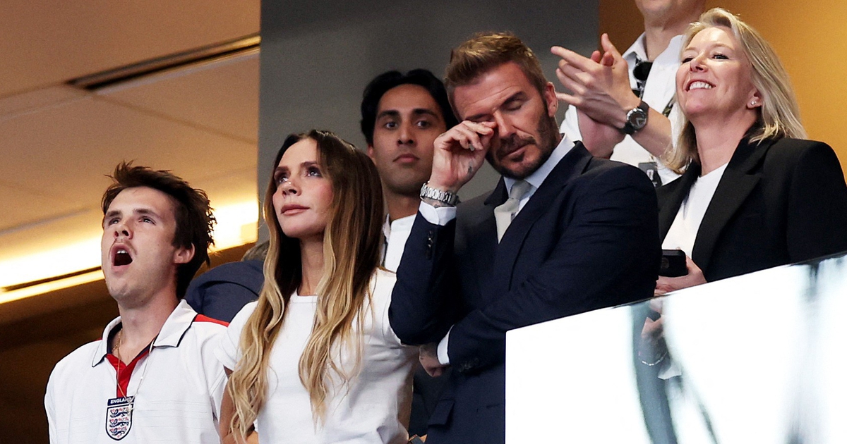 David Beckham kìm nén nước mắt vì Anh bị Argentina quật ngã, vợ Victoria và con trai an ủi