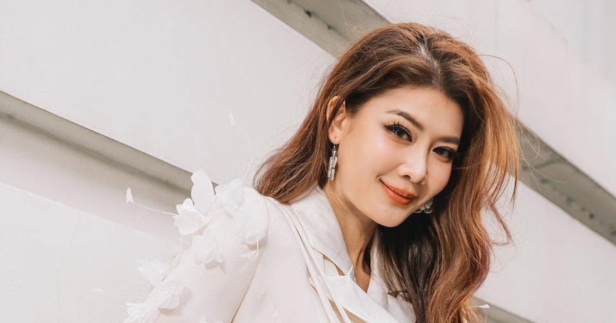 Bản giao hưởng ngọt ngào từ những đóa hoa đính trên trang phục
