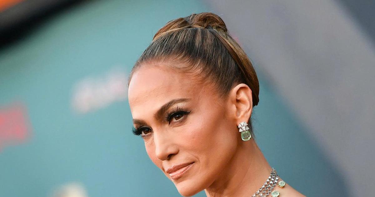 Jennifer Lopez biến tiệc sinh nhật th&agrave;nh s&agrave;n diễn thời trang