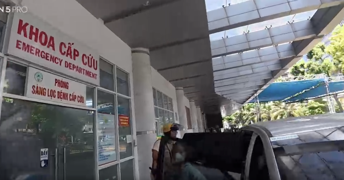 CSGT TP.HCM mở đường đưa b&eacute; trai 5 tuổi bị tai nạn đến bệnh viện cấp cứu