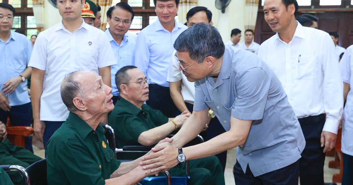 Thủ tướng xúc động thăm thương binh, người có công tại Ninh Bình