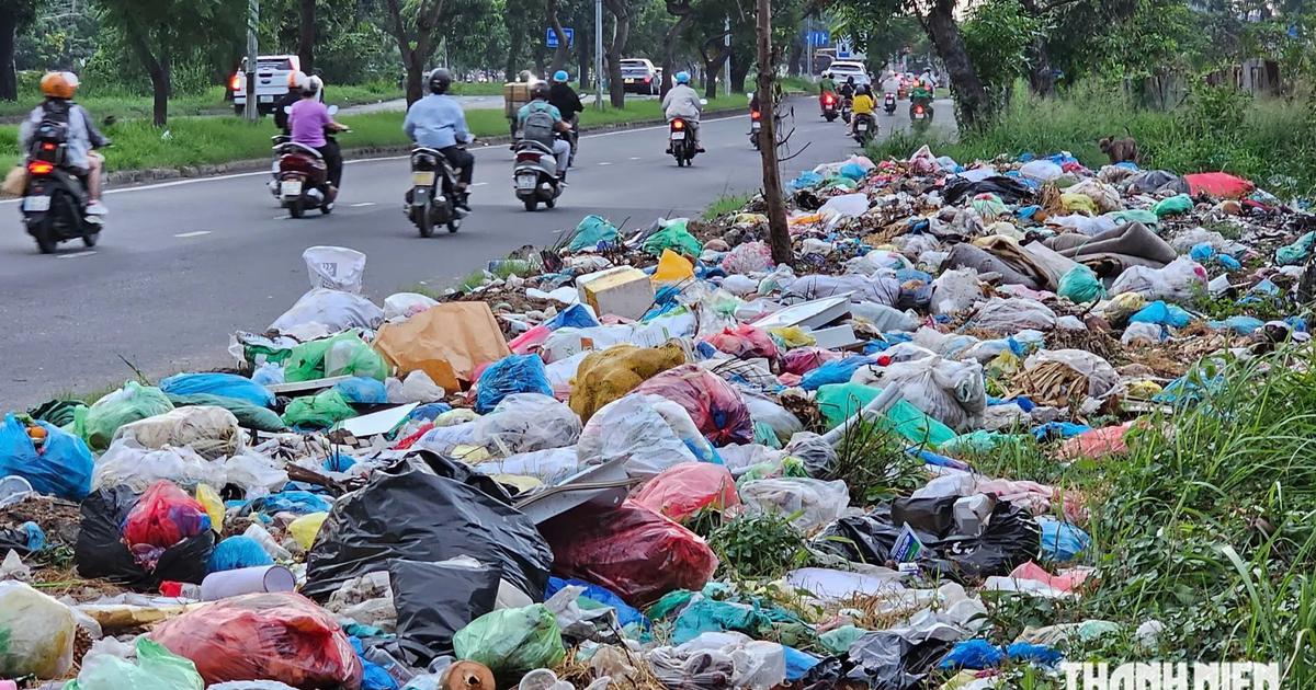 R&aacute;c thải bủa v&acirc;y đường Nguyễn Văn Linh: C&ocirc;ng nh&acirc;n vệ sinh bị đe dọa v&igrave; nhắc nhở