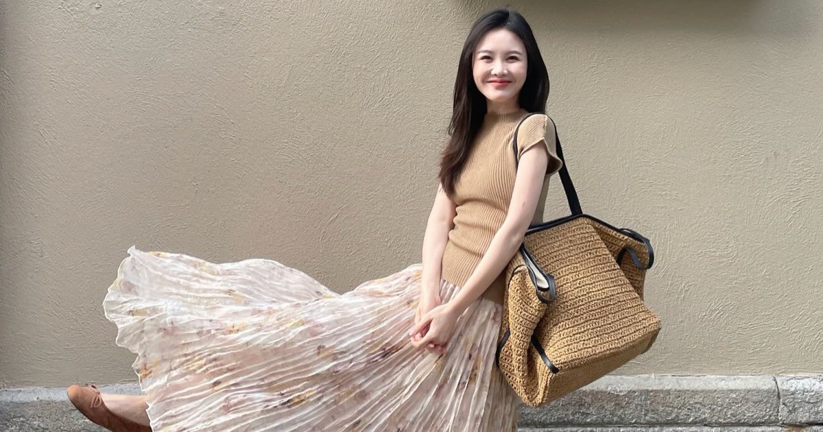 Cách mặc chân váy dài mùa thu đẹp xao xuyến