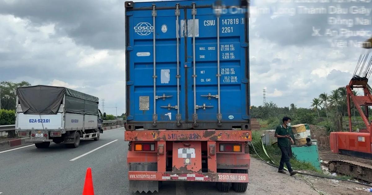 Qu&ecirc;n một thao t&aacute;c khi dừng xe tr&ecirc;n cao tốc, t&agrave;i xế container mất 13 triệu đồng