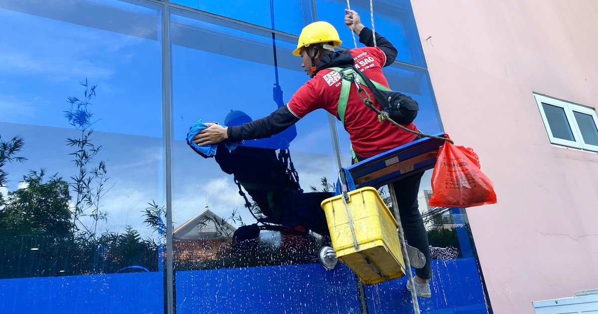 Lau kính nhà cao tầng: Nghề đặc biệt của những 'người nhện'