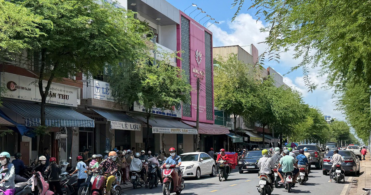 Tiệm vàng ở Mỹ Tho tạm ngưng hoạt động, nhiều khách hàng kéo đến tìm hiểu
