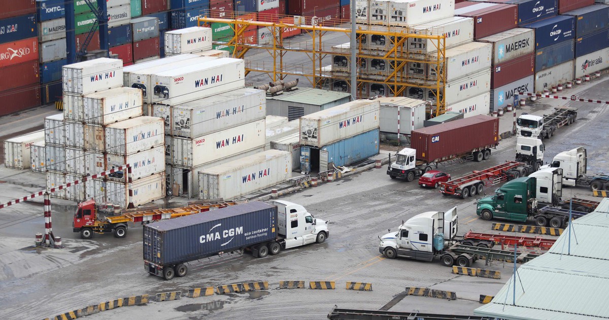Xe đầu kéo "nằm bãi" hàng loạt vì không có tài xế, xe khách cũng chật vật