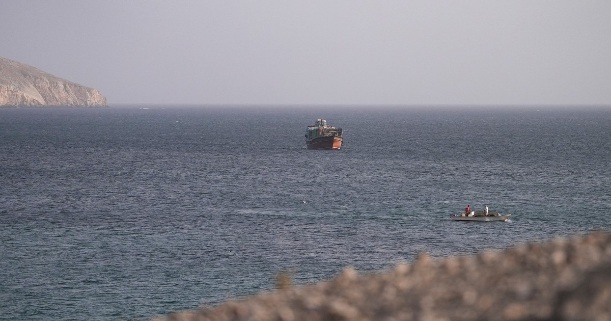 Iran tuyên bố eo biển Hormuz là 'lằn ranh đỏ', đáp trả cảnh báo từ ông Trump