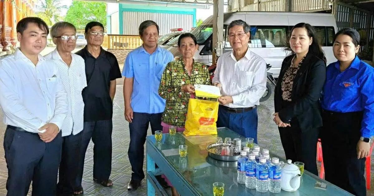 Ông chủ muối sấy dành hàng chục tỉ đồng giúp người nghèo