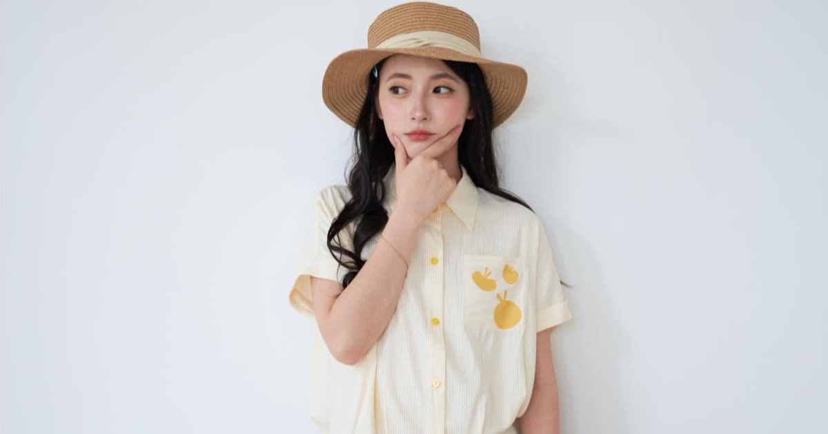 Phối đồ tối giản với áo sơ mi, áo blouse và quần jeans xanh
