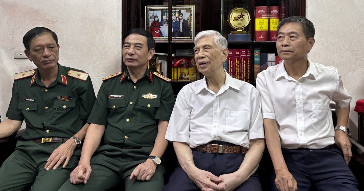 Đại tướng Phan Văn Giang thăm trung tướng Đặng Qu&acirc;n Thụy