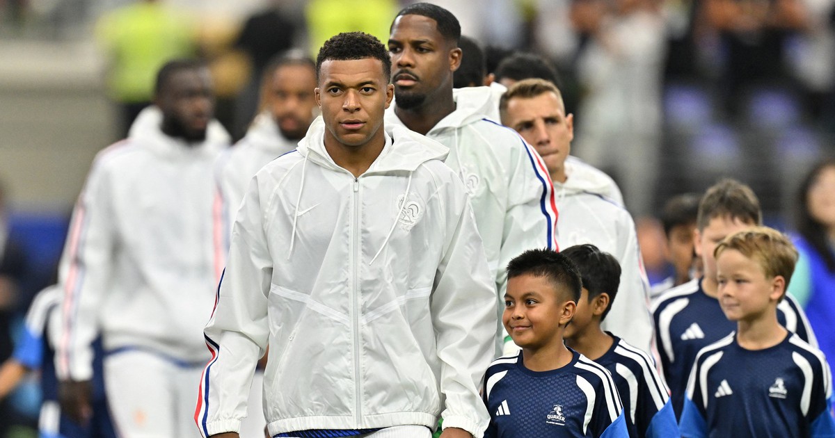 HLV Deschamps đáp trả chỉ trích, Mbappe vẫn sẽ đá chính trận tranh HCĐ với Anh