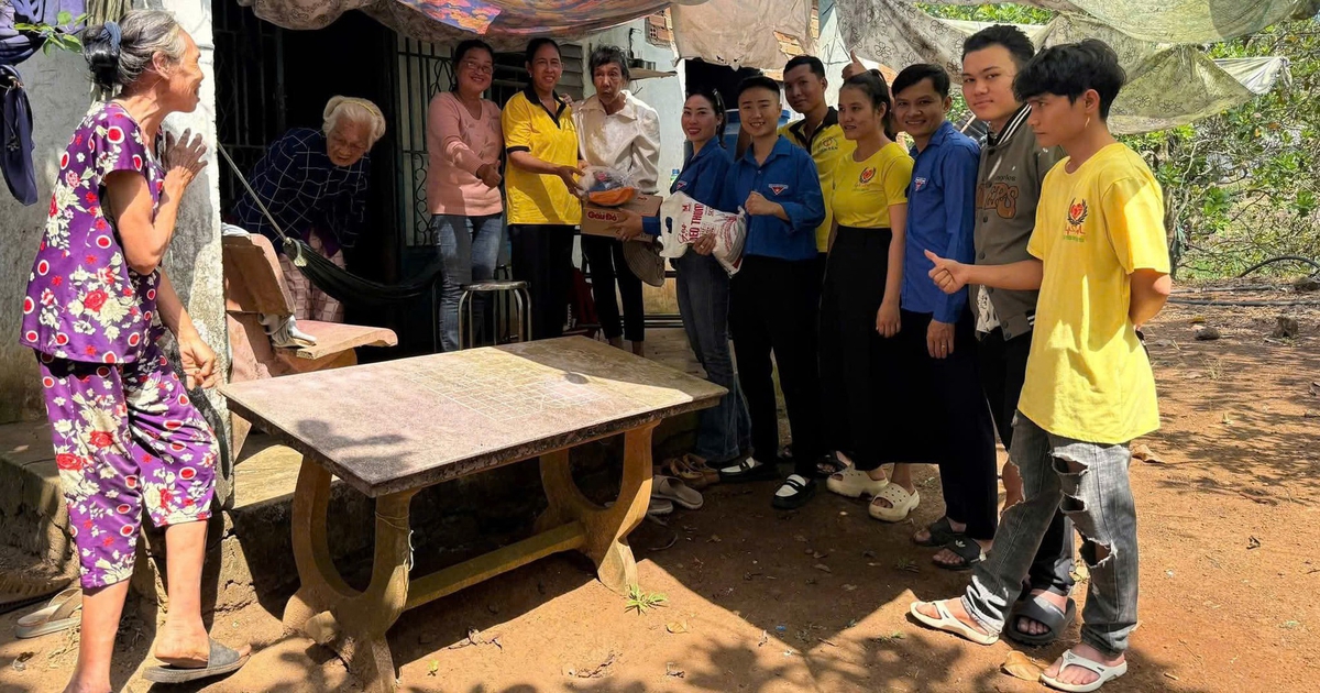 Những bước chân trẻ mang yêu thương về bên tuổi già