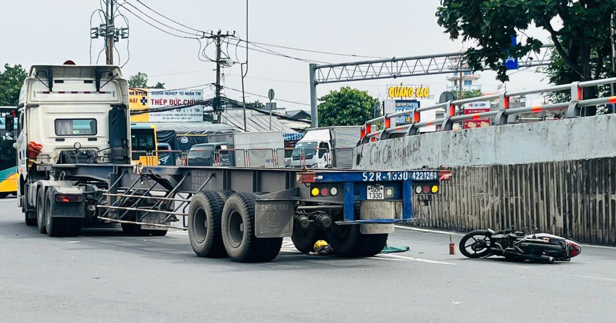 C&ocirc; g&aacute;i 23 tuổi tử vong dưới b&aacute;nh xe container tại cầu vượt Linh Xu&acirc;n