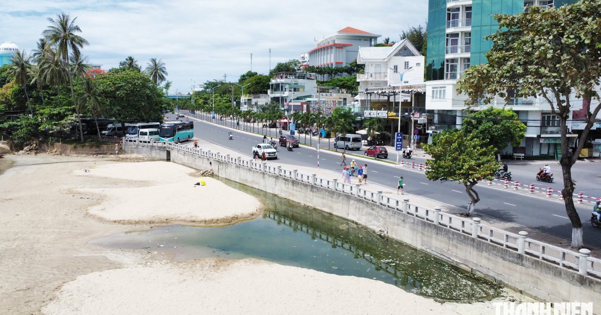 Vì sao nước đen lại tràn ra biển Hòn Chồng?