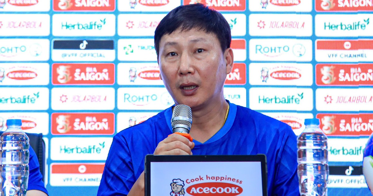 HLV Kim Sang-sik vừa xem World Cup vừa ước: 'Mong đội tuyển Việt Nam được góp mặt'