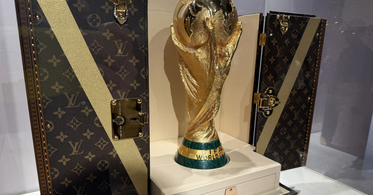 Vali Louis Vuitton lại được FIFA chọn đựng c&uacute;p v&agrave;ng World Cup