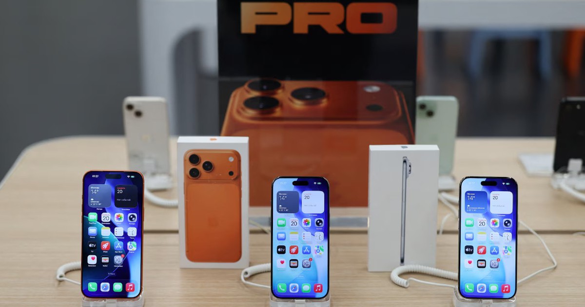 Vì sao điện thoại Samsung mất giá nhanh hơn iPhone?
