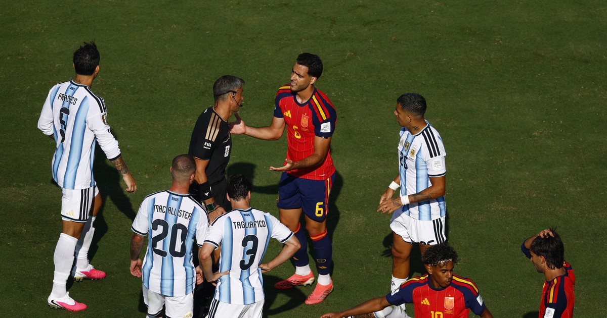 Tranh cãi trọng tài Vincic hủy bàn thắng của Tây Ban Nha: Williams mắc lỗi gì trước Argentina?
