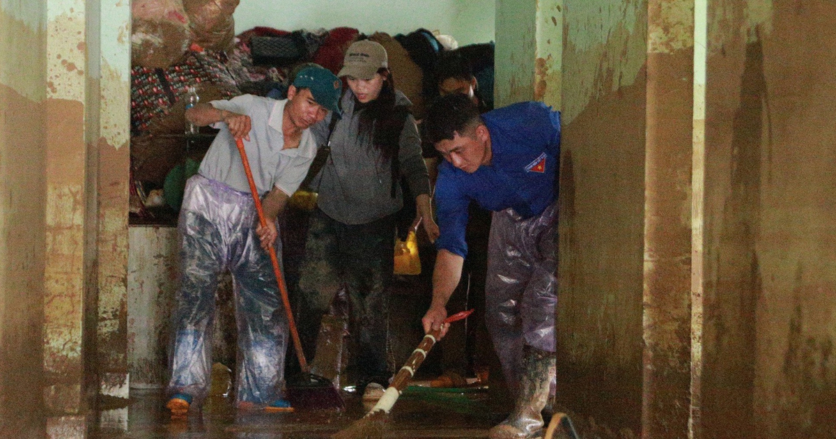 Thanh niên dốc sức giúp dân Mường Than khắc phục hậu quả lũ quét