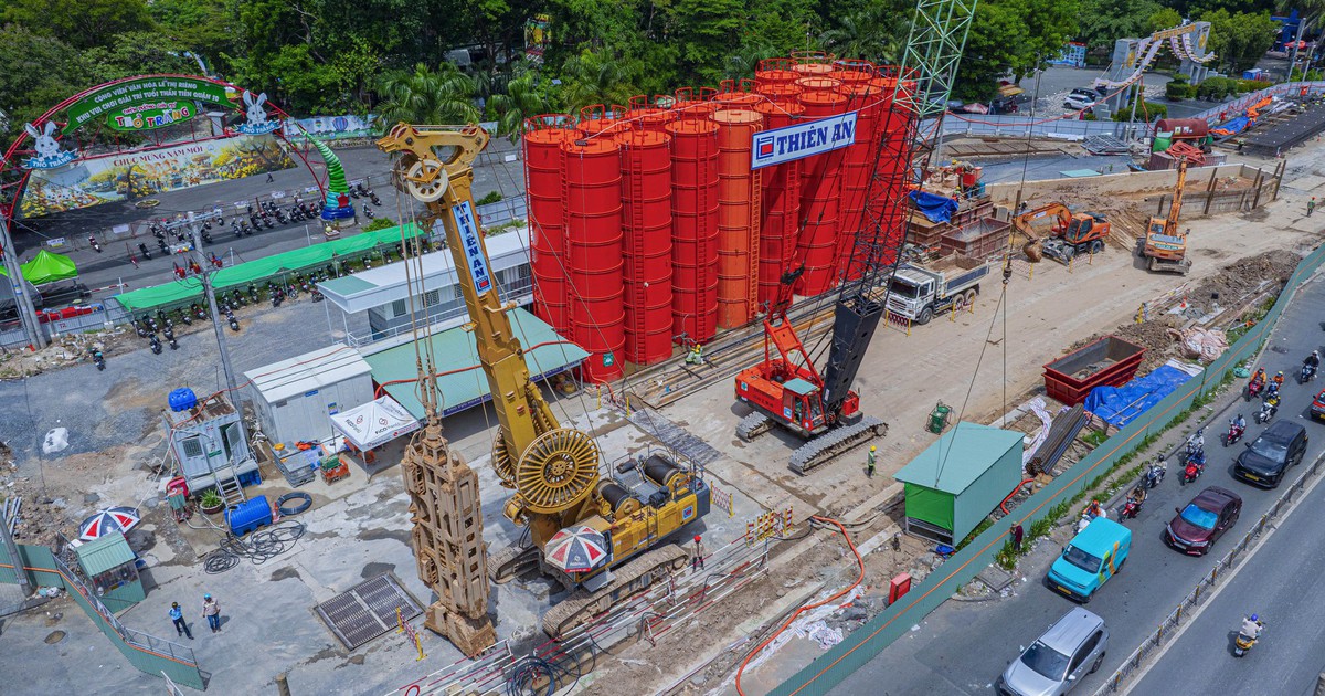 Toàn cảnh TP.HCM thi công ga ngầm metro số 2 trước công viên Lê Thị Riêng