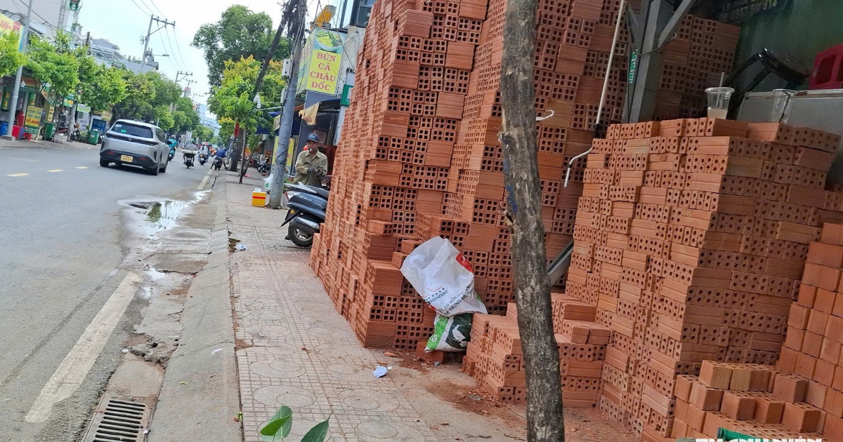 Cửa hàng vật liệu xây dựng lấn chiếm vỉa hè