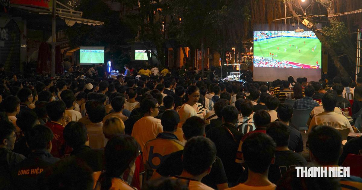 H&agrave;ng ng&agrave;n người ở TP.HCM thức trắng xem chung kết World Cup, vỡ &ograve;a khi T&acirc;y Ban Nha v&ocirc; địch
