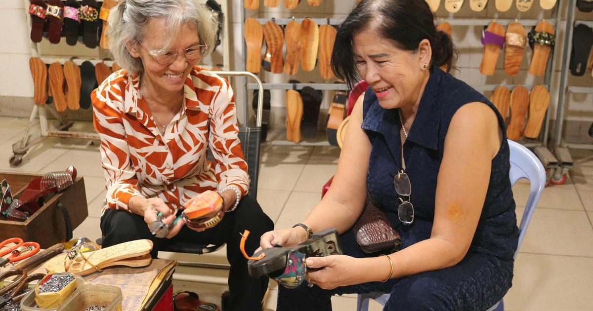 Sạp guốc mộc cuối c&ugrave;ng ở chợ Bi&ecirc;n H&ograve;a: Người phụ nữ hơn 50 năm b&aacute;m nghề