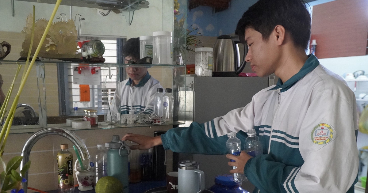 Nam sinh mồ côi cha trở thành thủ khoa kép từ những tảo tần của mẹ