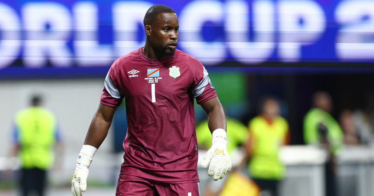 World Cup kinh điển của những thủ môn vô danh: Vozinha gọi, Mpasi trả lời