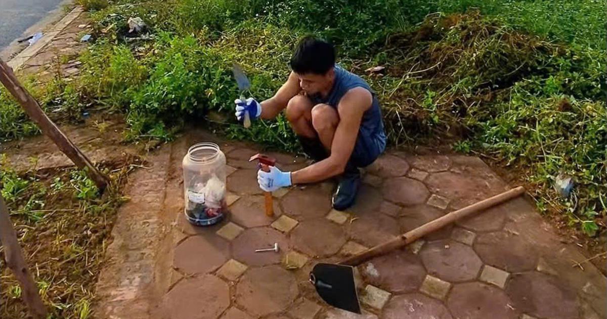 Chàng trai ngày nào cũng mang cuốc, xẻng ra đường làm điều không ai ngờ đến