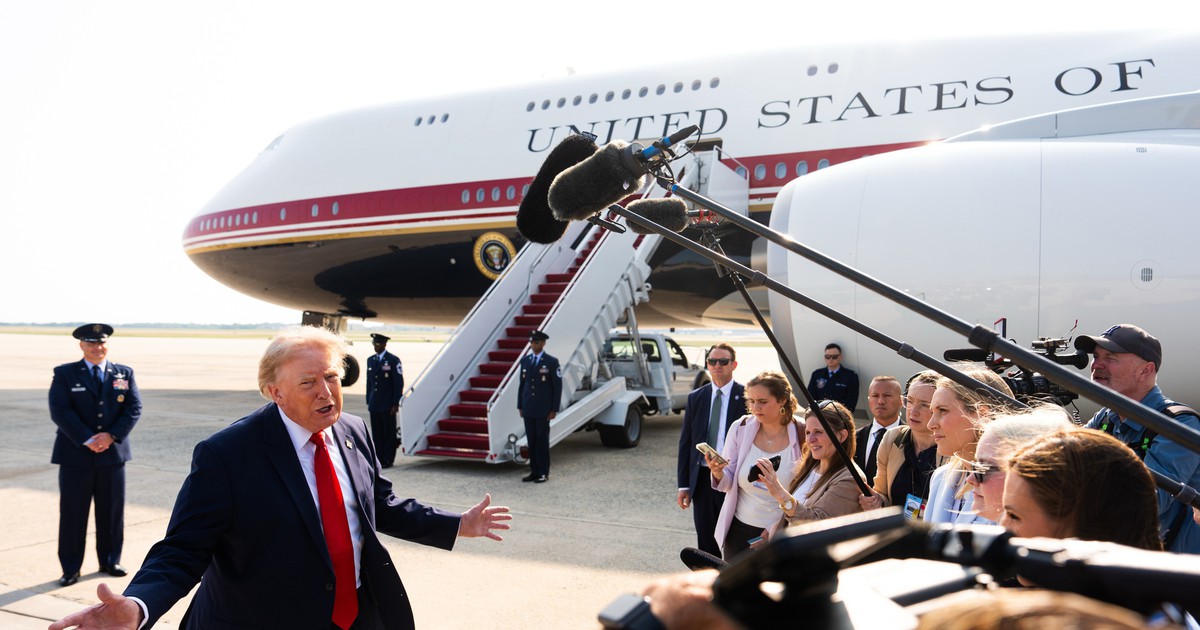 Ông Trump bay lần đầu trên chuyên cơ 400 triệu USD do Qatar tặng