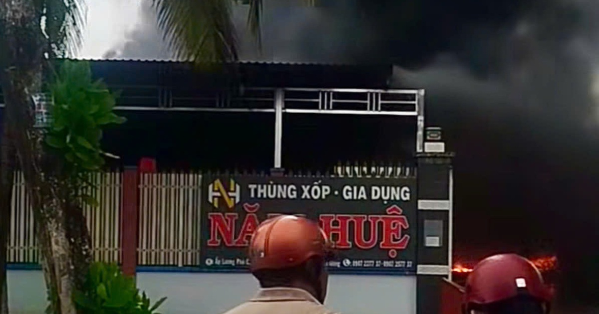 Ch&aacute;y lớn cơ sở sản xuất th&ugrave;ng xốp ở Đồng Th&aacute;p