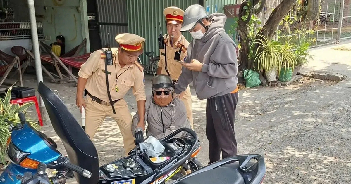 TP.HCM: Bắt nh&oacute;m l&agrave;m v&eacute; tr&uacute;ng thưởng giả để chiếm đoạt tiền người b&aacute;n v&eacute; số dạo