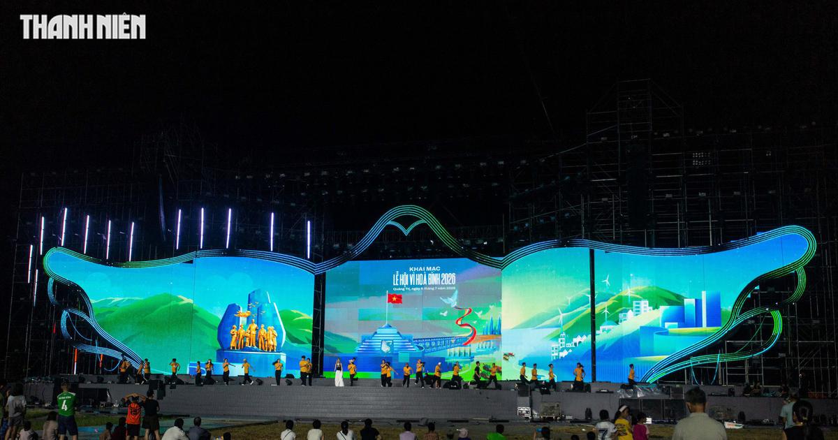Sân khấu 'cánh chim hòa bình' bên dòng Bến Hải