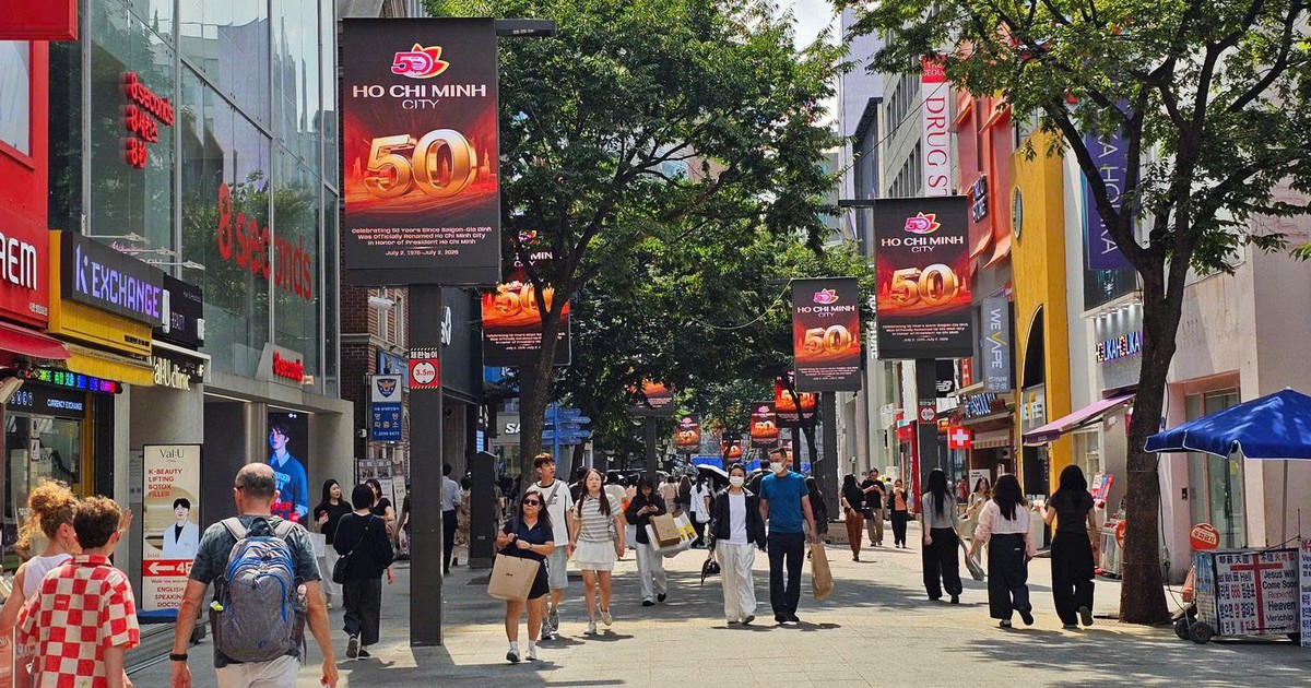 Hình ảnh 50 năm thành phố mang tên Bác nổi bật giữa trung tâm Seoul
