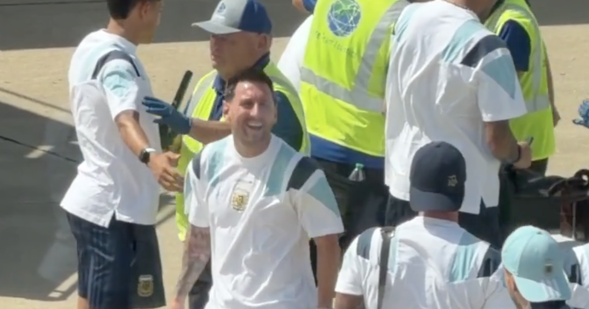 Xuất hiện hình ảnh Messi bật cười gây bão mạng khi được kiểm tra an ninh cực kỳ gắt gao