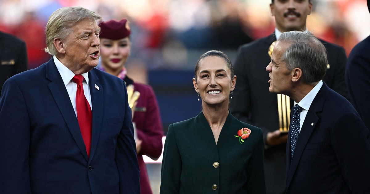 Gặp nhau tại trận chung kết World Cup, ông Trump nhắc ông Carney chuyện khói cháy rừng