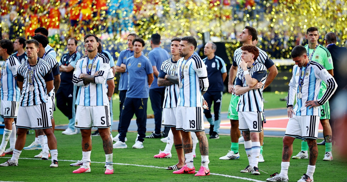 Đội tuyển Argentina bị chỉ trích không fair-play, quay lưng khi Tây Ban Nha nâng cúp vô địch World Cup