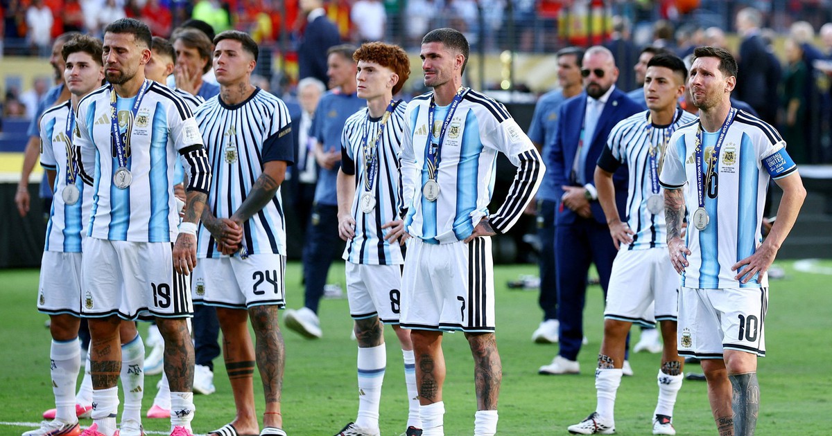 Đội tuyển Argentina trở về nước trong cơn đượm buồn, tại sao Messi ở lại Mỹ?