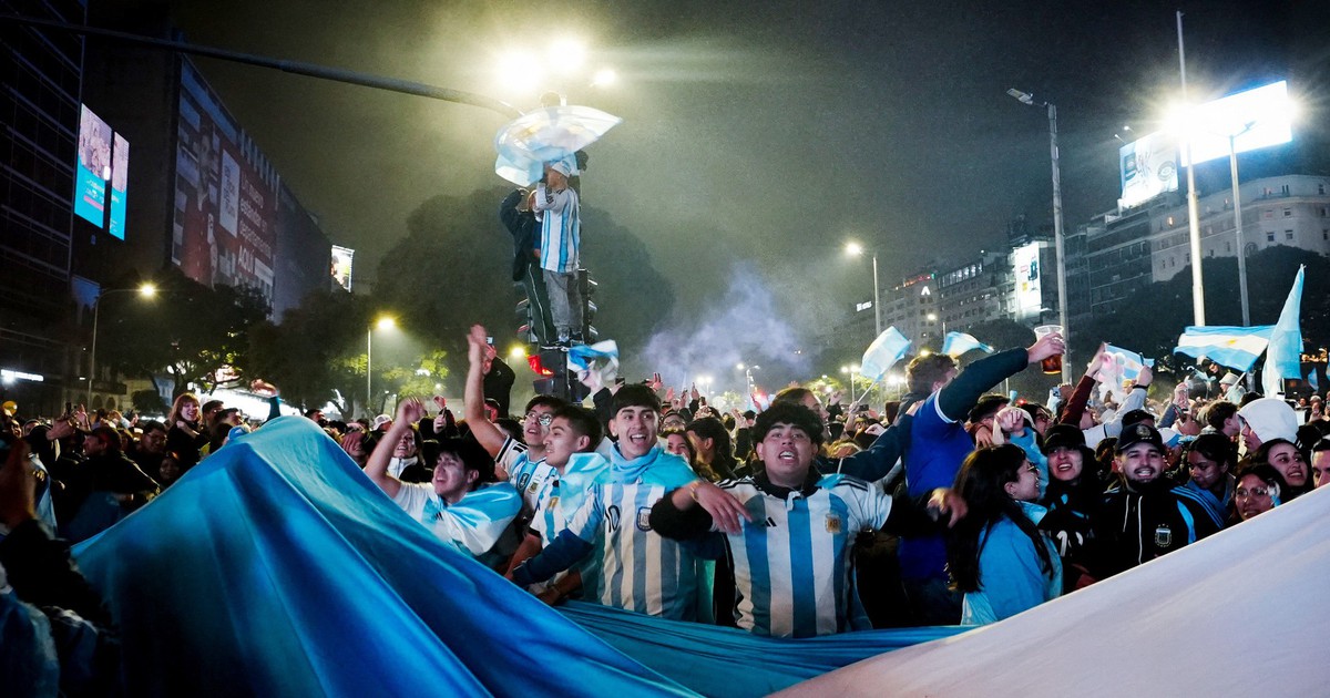 CĐV Argentina ném đá vào cảnh sát sau thất bại ở chung kết World Cup 2026
