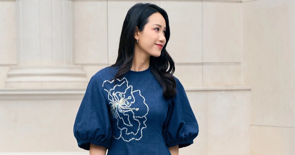 Làm mới phong cách công sở hiện đại với chân váy denim, đầm denim dáng dài