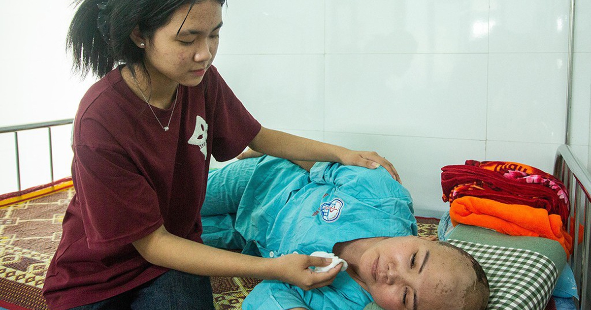 Mẹ lâm trọng bệnh, 2 con có nguy cơ nghỉ học