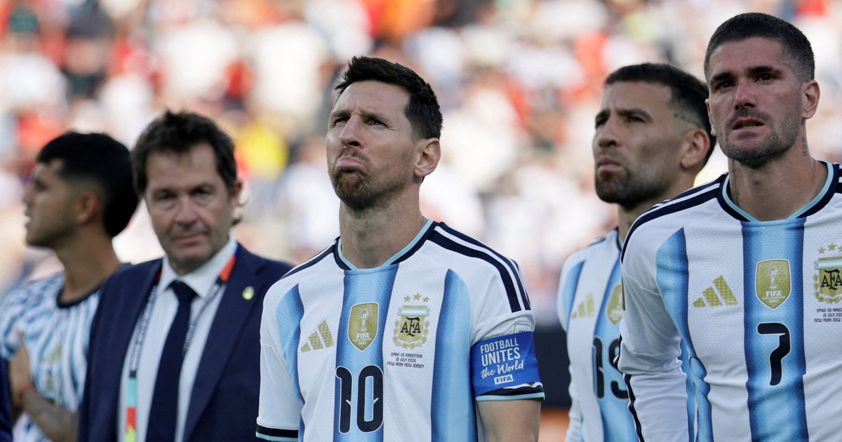 Messi và đồng đội Argentina buồn bã ra về, không một ai muốn nói chuyện, HLV Scaloni ‘tôi đau thấu tim’