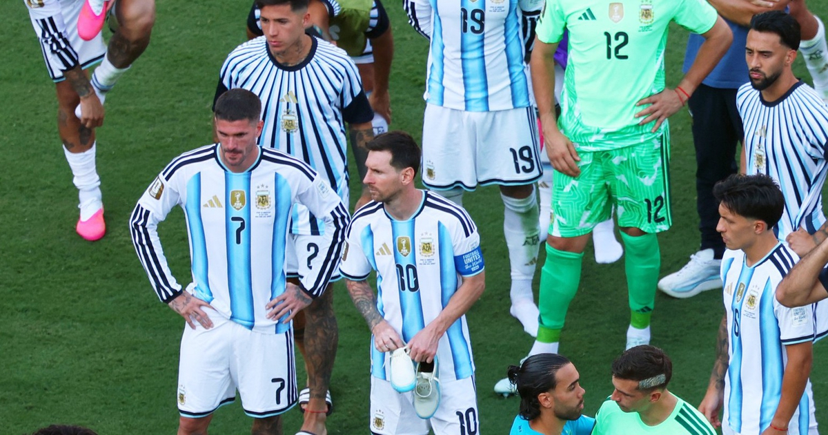 Tổng thống Argentina tuyên bố vẫn tổ chức lễ vinh danh đội tuyển, CĐV ‘nài nỉ’ Messi và HLV Scaloni ở lại