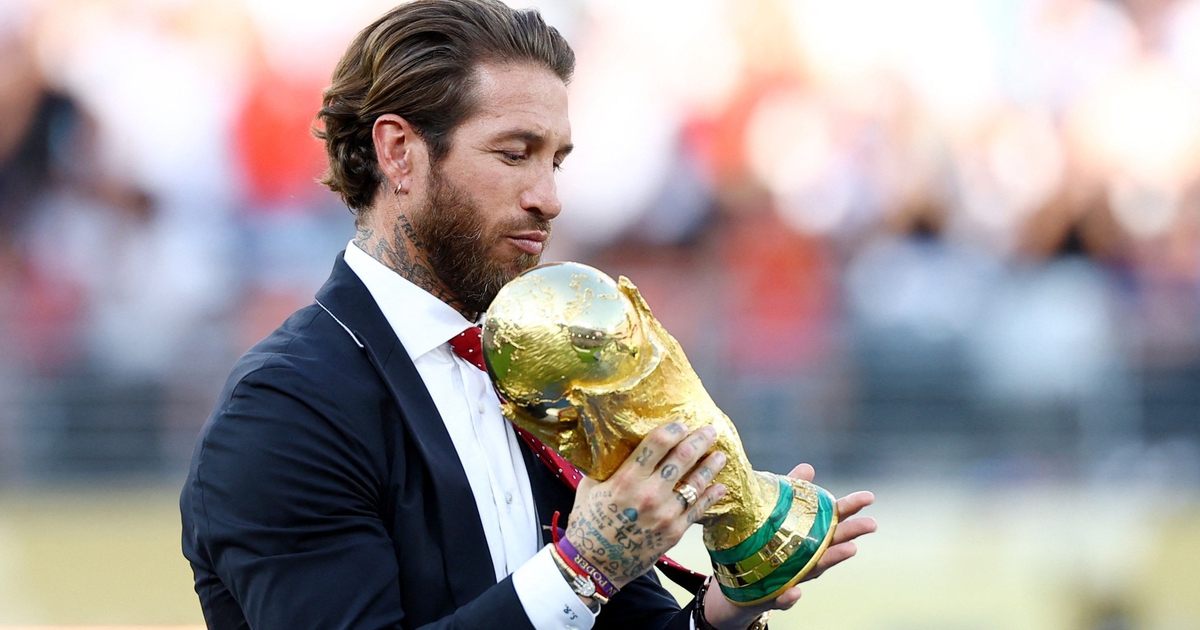 Mạng xã hội 'phát sốt' vì vẻ điển trai, lịch lãm của Sergio Ramos ở lễ trao giải World Cup