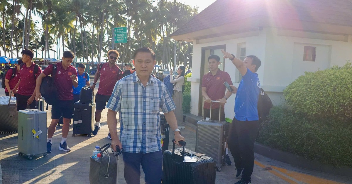 Trưởng đoàn mát tay Trần Anh Tú cùng đội tuyển Việt Nam đến Thái Lan an toàn, sẵn sàng đấu Timor Leste